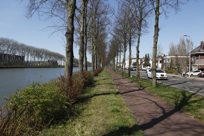 913893 Gezicht op het fietspad langs de Amsterdamsestraatweg te Utrecht, met links het Amsterdam-Rijnkanaal.